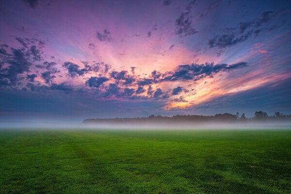 Beau coucher de soleil sur le terrain