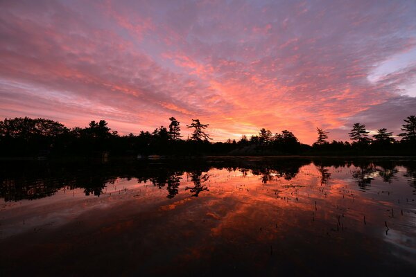 Puesta de sol naranja en el cielo nublado en Canadá