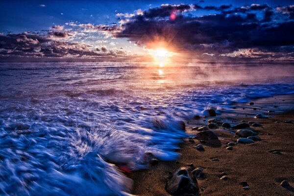 Plage de sable dans un coucher de soleil brumeux