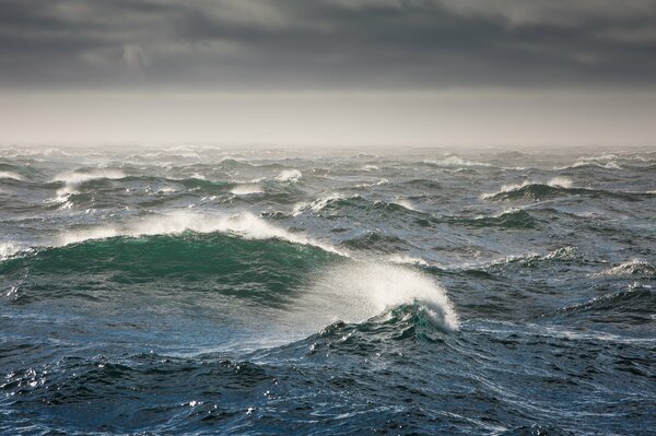 Mare di Bering con le onde della tempesta