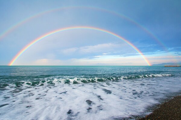 Double arc-en-ciel sur fond de marins