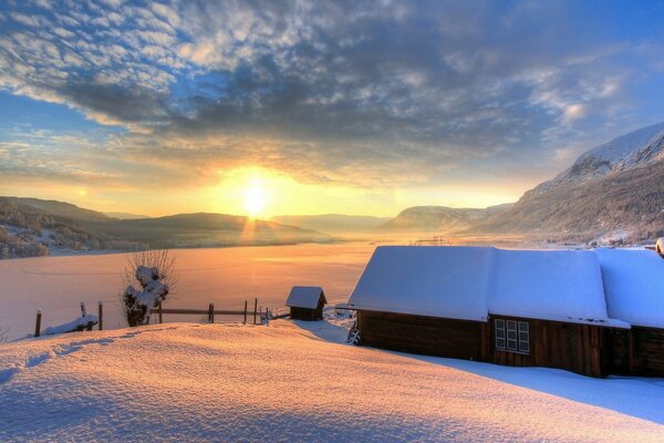 Ein Holzhaus im Schnee versinkt