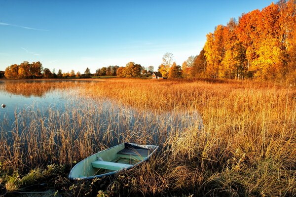 Boot auf dem Hintergrund des Herbstsees
