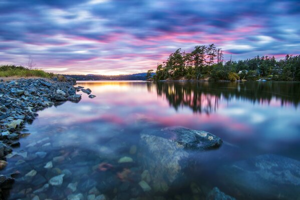 Puesta de sol en el lago