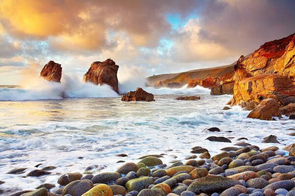 Onde vicino alla riva al tramonto