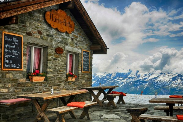 Foto von einer Hütte in den schneebedeckten Bergen. Hotel in der Natur