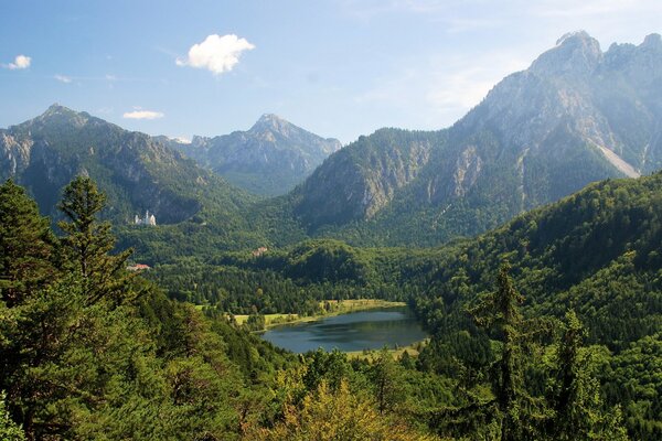 Lago en las montañas alpinas