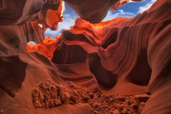 Cañón de Estados Unidos con cielo azul en las nubes