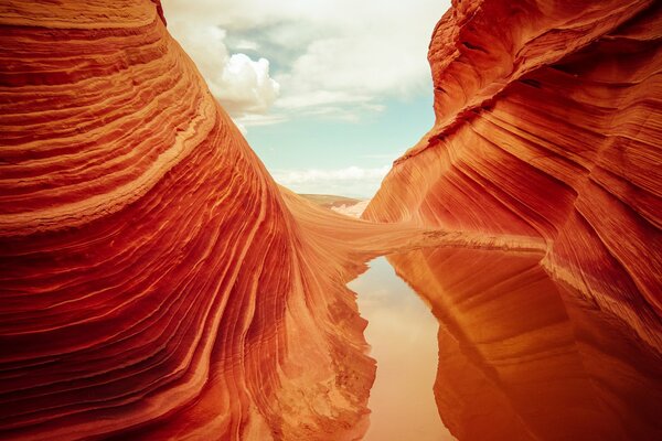 Reflejo del cielo en el agua entre las rocas