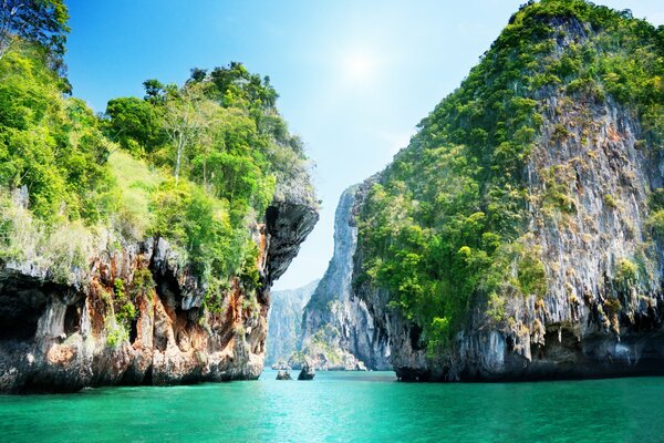 Through the rocks on the emerald sea