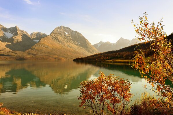 Bahía en otoño en las montañas