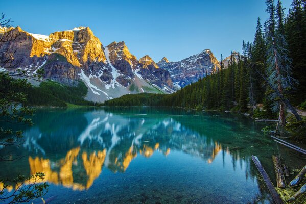 Reflexion der Berge im See