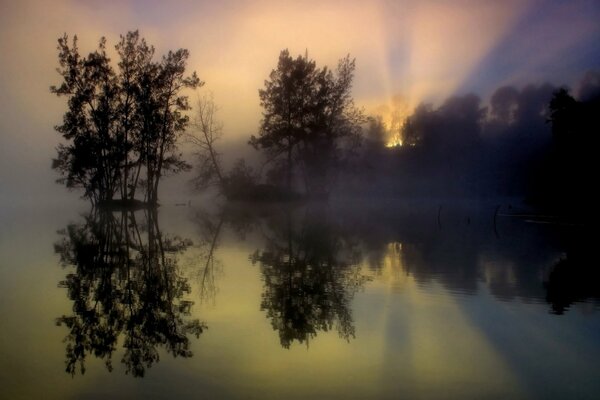 Отражение восхода солнца на озере
