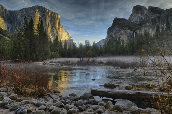 Parque nacional de Yosemite en la niebla