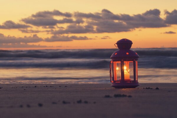 Bougie au bord de la mer. Beau coucher de soleil