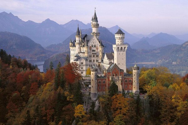 Castillo en Alemania en el fondo de los árboles de otoño