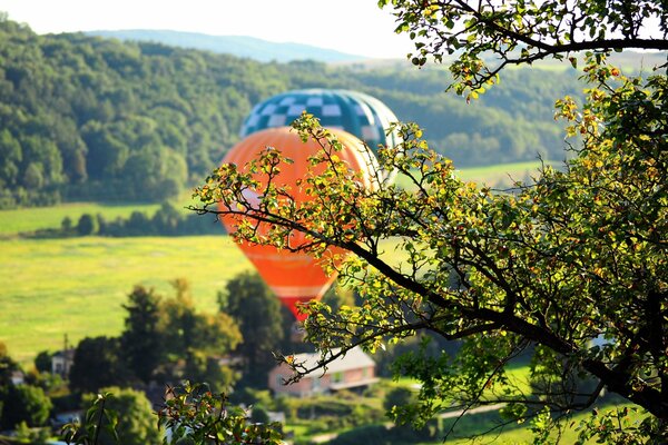 Ballon auf dem Hintergrund der Wellen