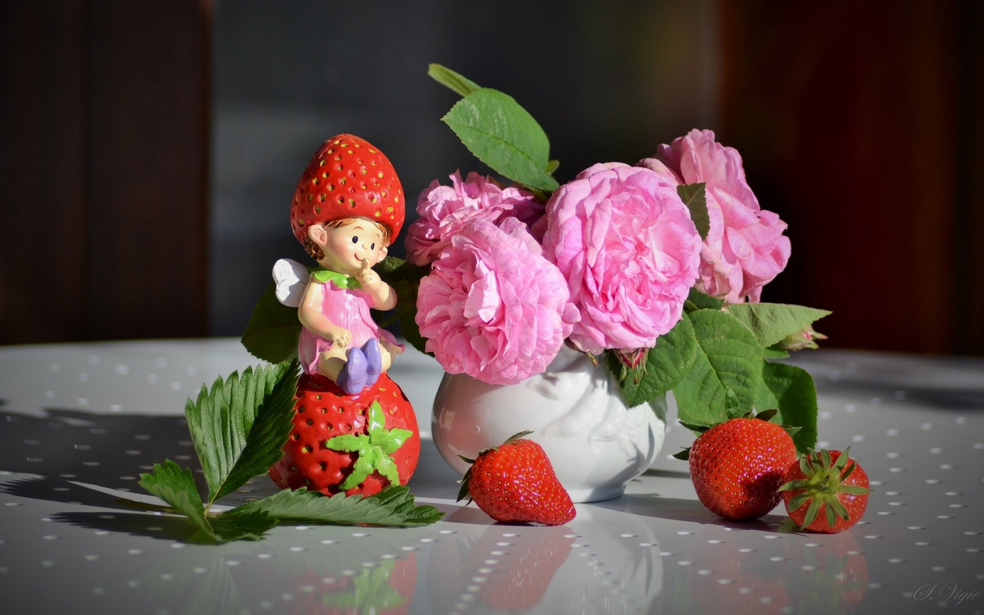 roses berries strawberry statue still life