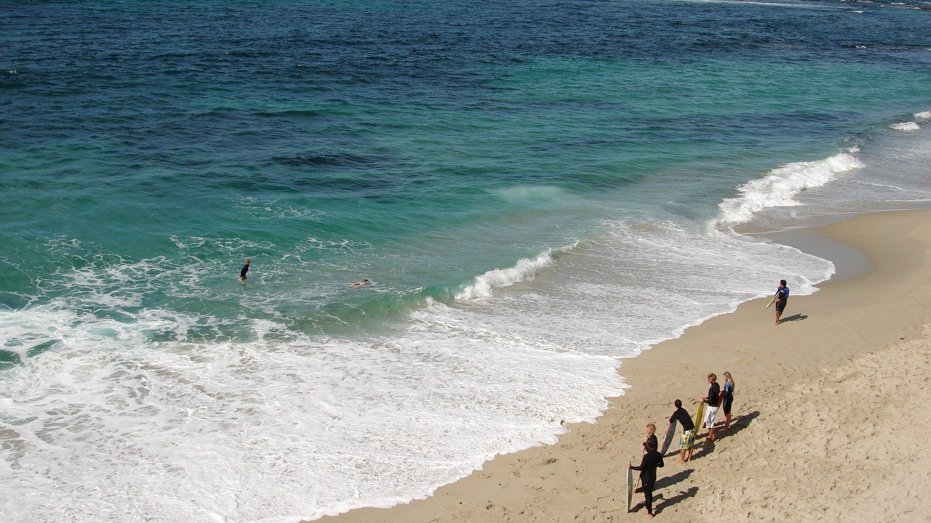 spiaggia sabbia mare onde persone