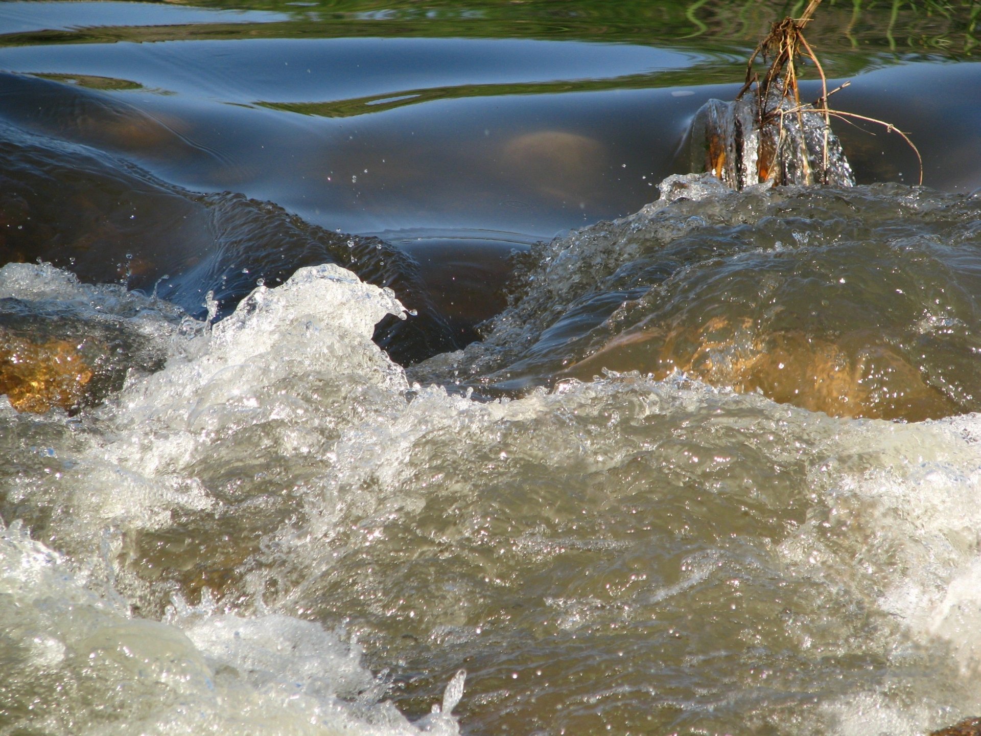 река вода течение бурлит препядствие брызги