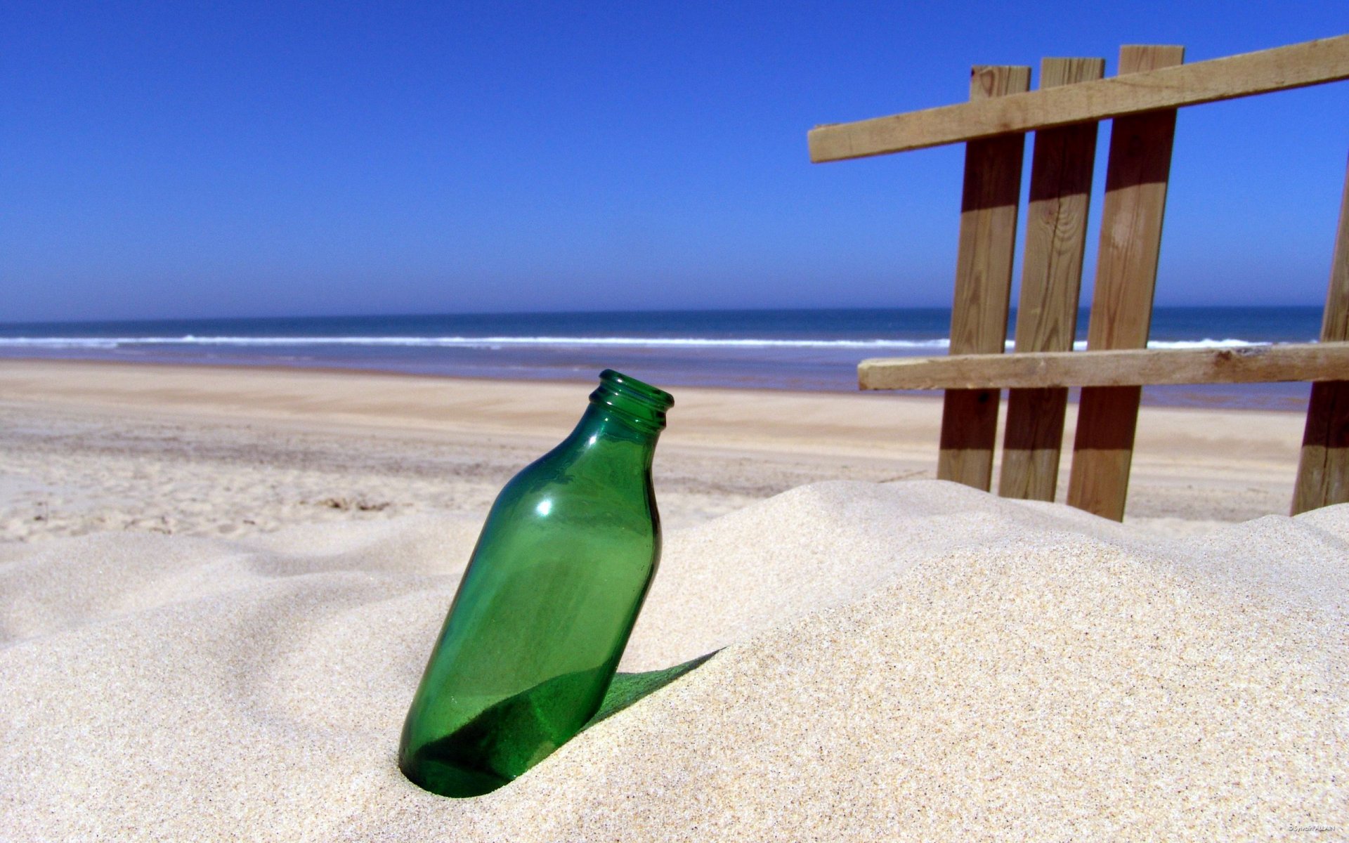 sable bouteille côte mer