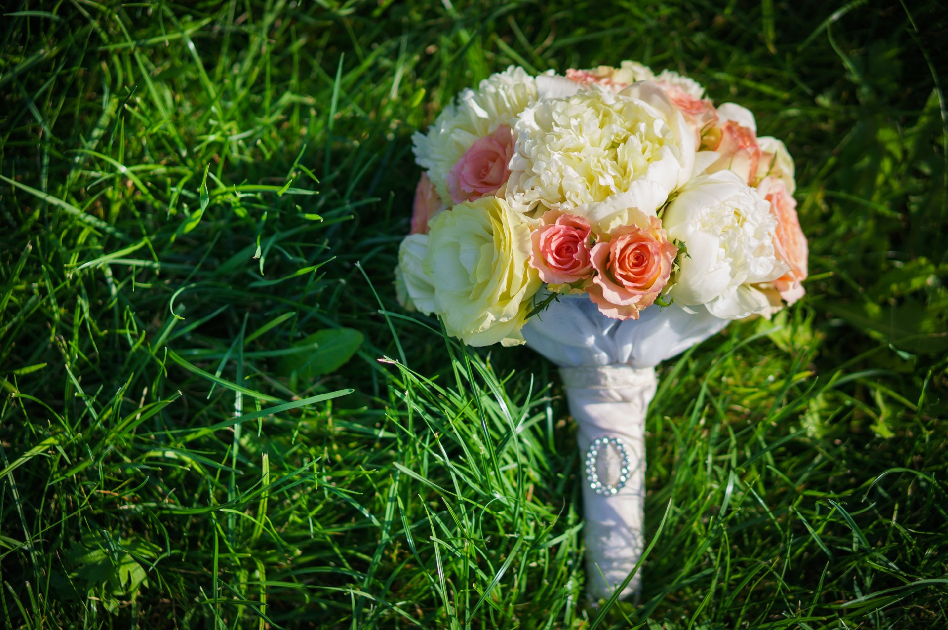 hierba flores ramo rosas peonías