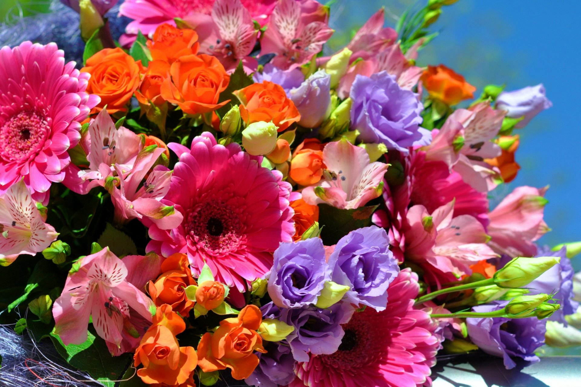 bouquet gerbera alstremeria roses eustoma fleurs photo