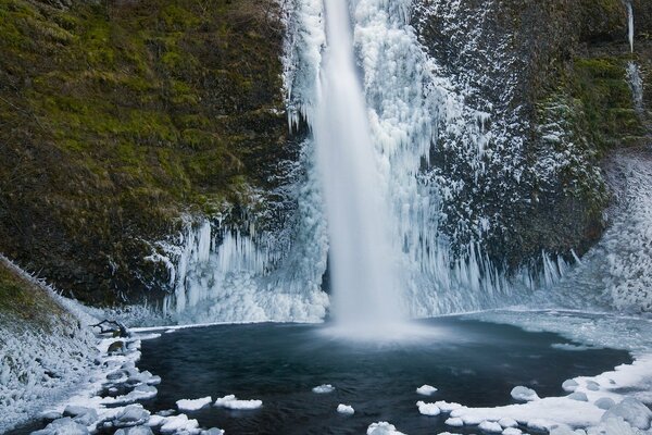 Inverno cascata ghiacciata