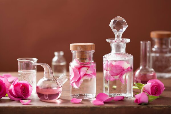 Eau avec des pétales de rose dans des tubes en verre