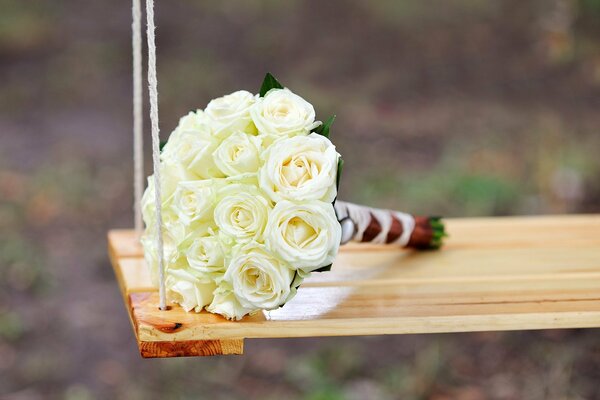 Bouquet de roses blanches sur une balançoire