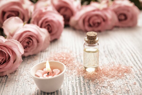 Vela en el fondo de rosas Rosadas