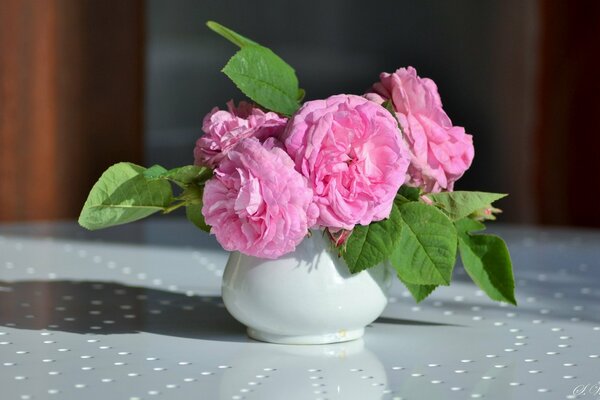 Vase avec bouquet de fleurs roses