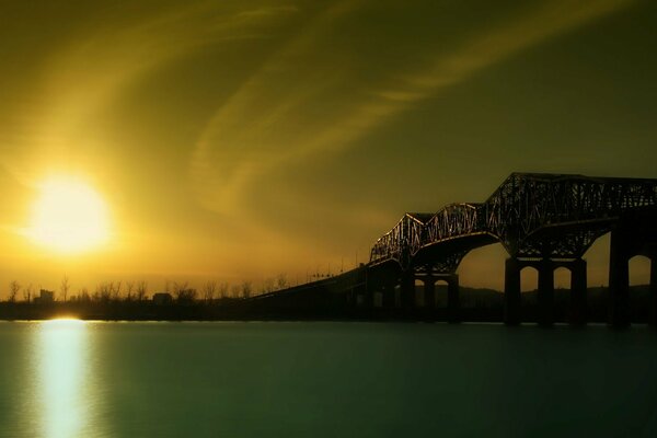 Beau lever de soleil sur la rivière