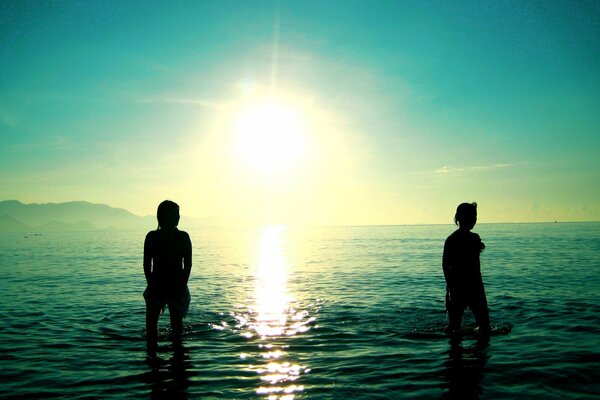 Figure di persone sullo sfondo del mare