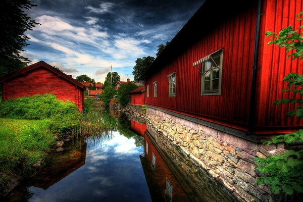 Maisons rouges au bord de la rivière