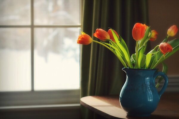 Фон из вазы с тюльпанами