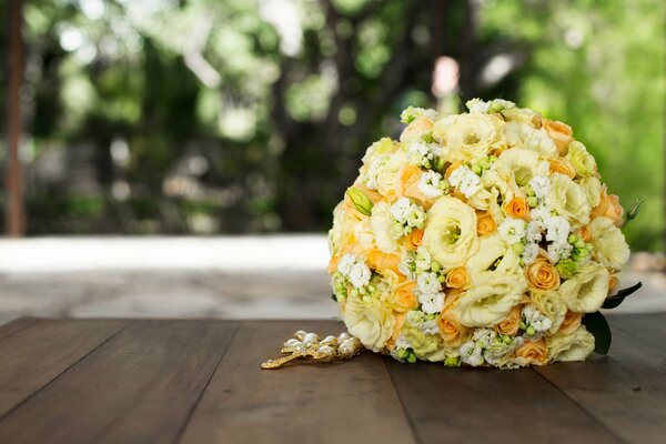 Precioso ramo de rosas de boda