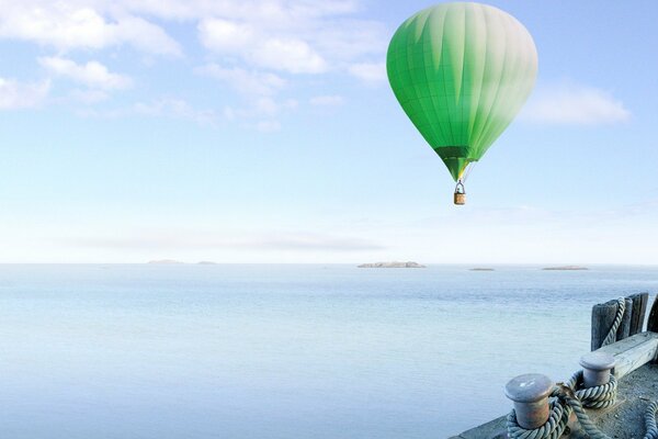 Ballon am Himmel auf dem Hintergrund des Meeres