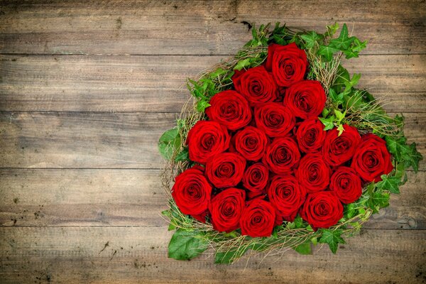Ramo de rosas rojas en forma de corazón