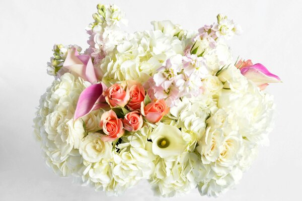 Delicate white bouquet with an accent on roses