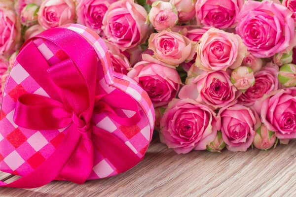 Подарок из коробки сердца и розовых роз