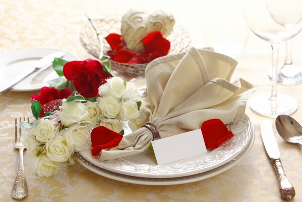 Gesäckter Tisch mit weißen und roten Rosen
