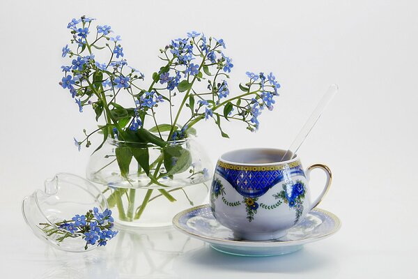 Schöne Tasse mit blauen Blumen