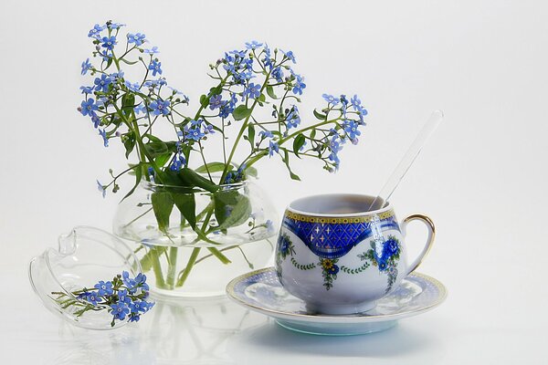 Hermosa taza con flores azules