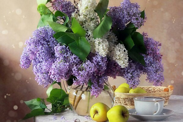 Nature morte avec bouquet de lilas, pommes et tasse