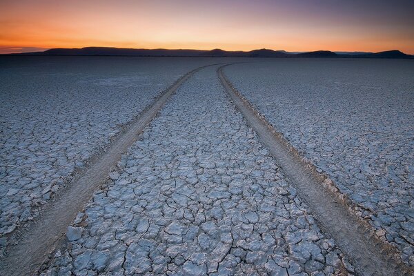 Chemin du coucher de soleil sur une route solitaire