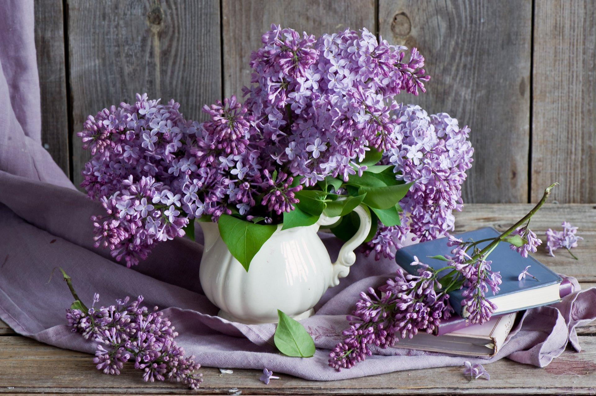 lilla bouquet rami libri natura morta