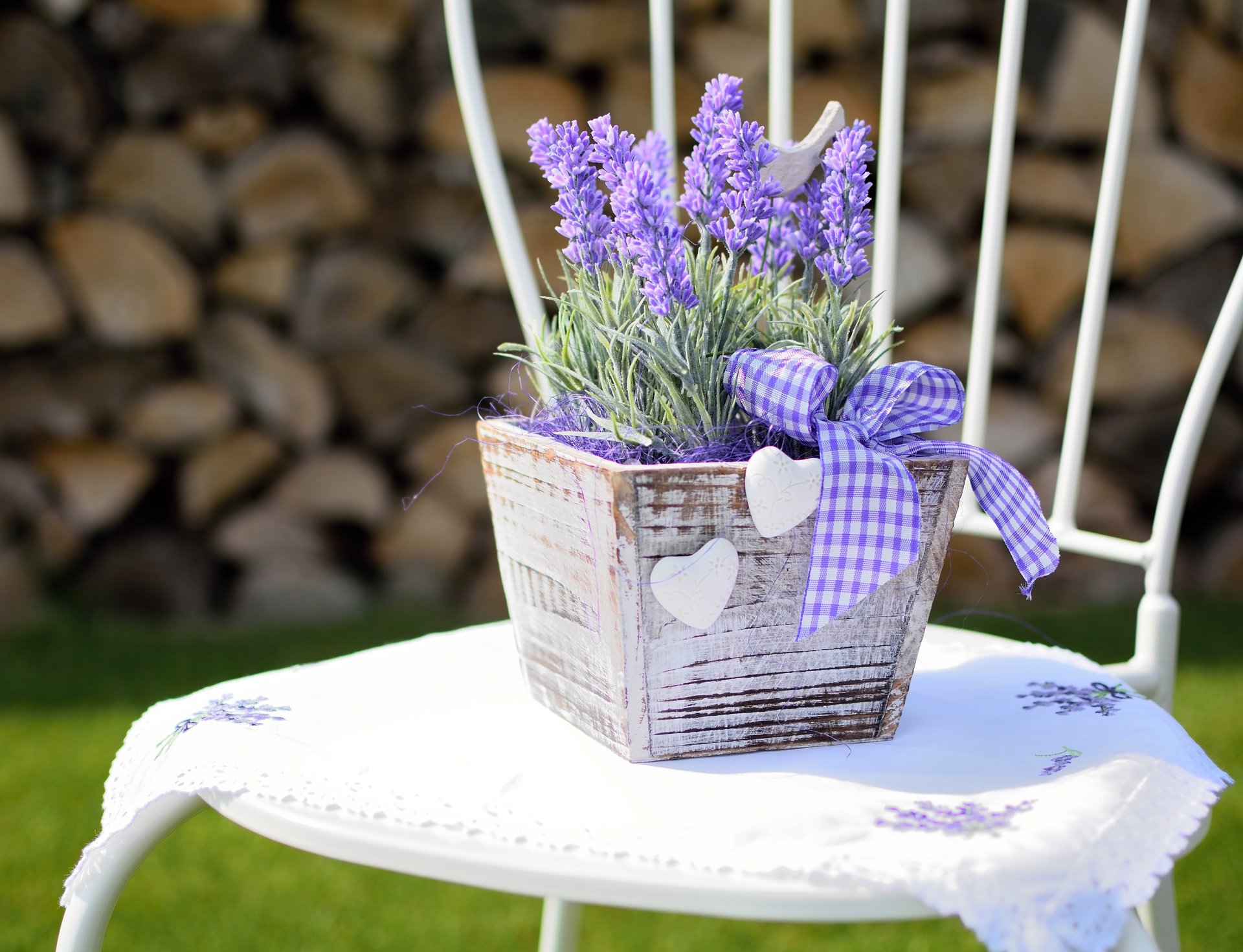 chaise fleurs lavande coeurs ruban arc