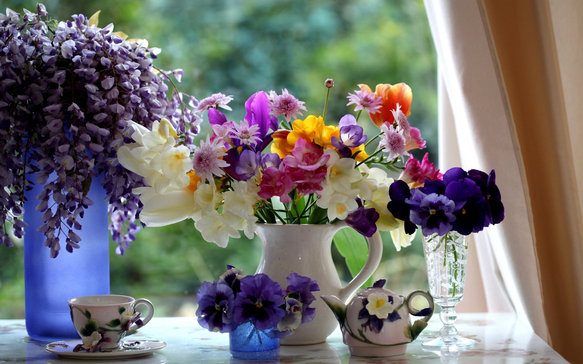 ventana jarrones flores