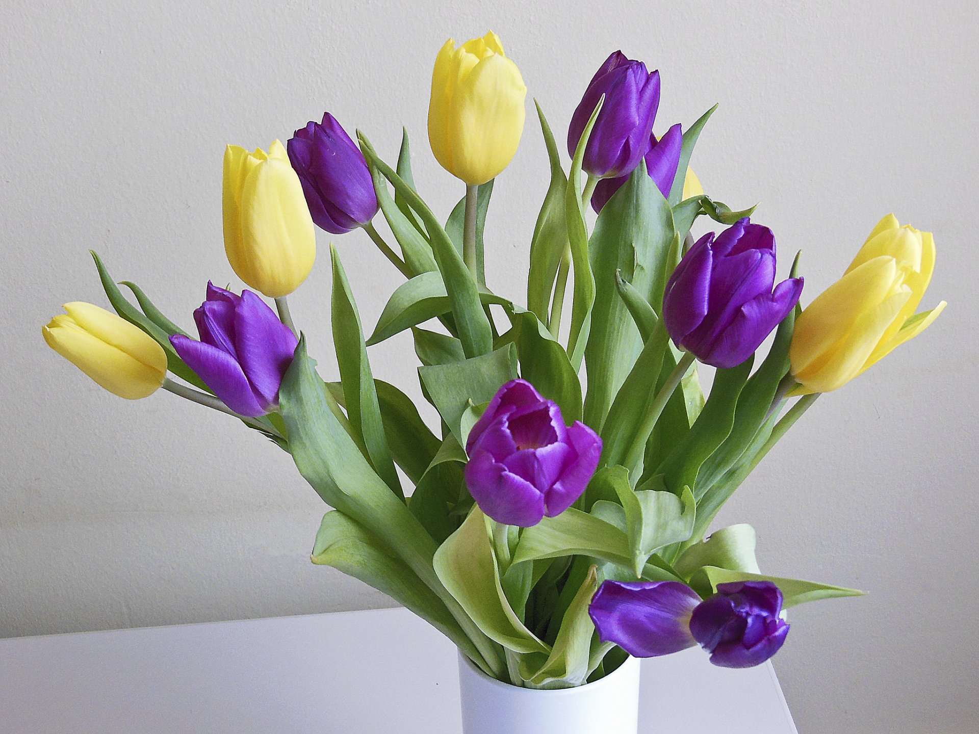 vase bouquet tulipes jaune lilas